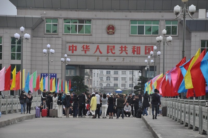 A group of Chinese tourists travel through Mong Cai international border gate on the morning of March 15.