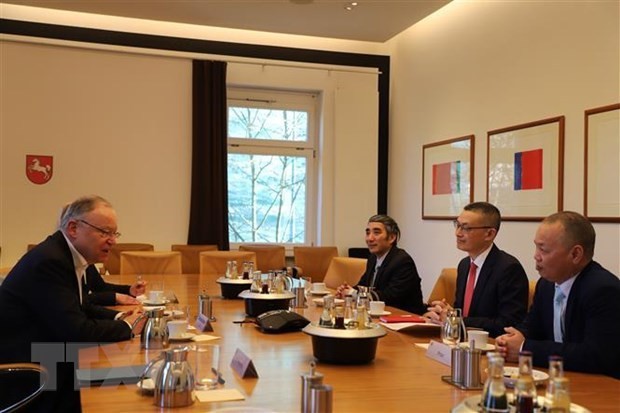 Vietnamese Ambassador to Germany Vu Quang Minh (centre, right) meets Minister-President of Lower Saxony Stephan Weil (Photo: VNA)