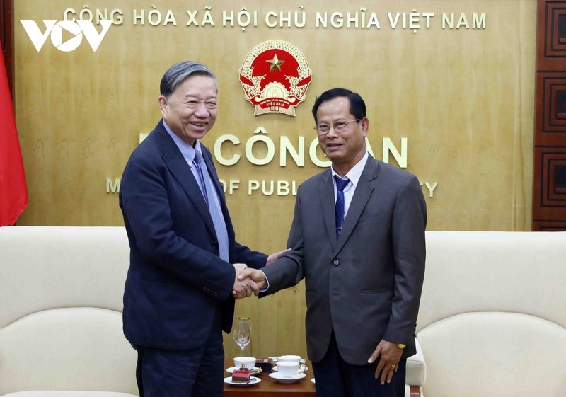 Minister of Public Security Gen. To Lam receives Lao Deputy Minister of Public Security Sen. Lieut. Gen Kongthong Phongvichit. (Photo: VOV)