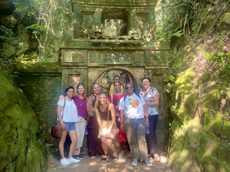 Foreign tourists visit Ngu Hanh Son, Da Nang (Photo: DINH NGUYEN)