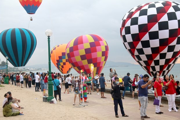 Thousands of locals and tourists gather on the beach to admire the balloons (Photo: VNA)