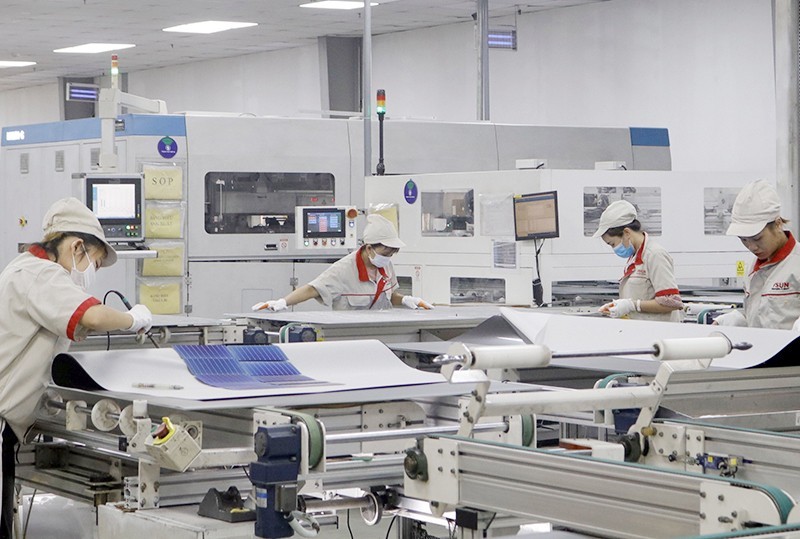 The production of solar battery at Vietnam Sunergy Joint Stock Company (a company with 100% Japanese capital) in Dinh Tram Industrial Park, Bac Giang province. (Photo: DONG THUY)