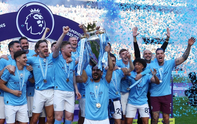 Soccer Football - Premier League - Manchester City v Chelsea - Etihad Stadium, Manchester, Britain - May 21, 2023 Manchester City's Ilkay Gundogan lifts the trophy as he celebrates with teammates after winning the Premier League. (Photo: Reuters)