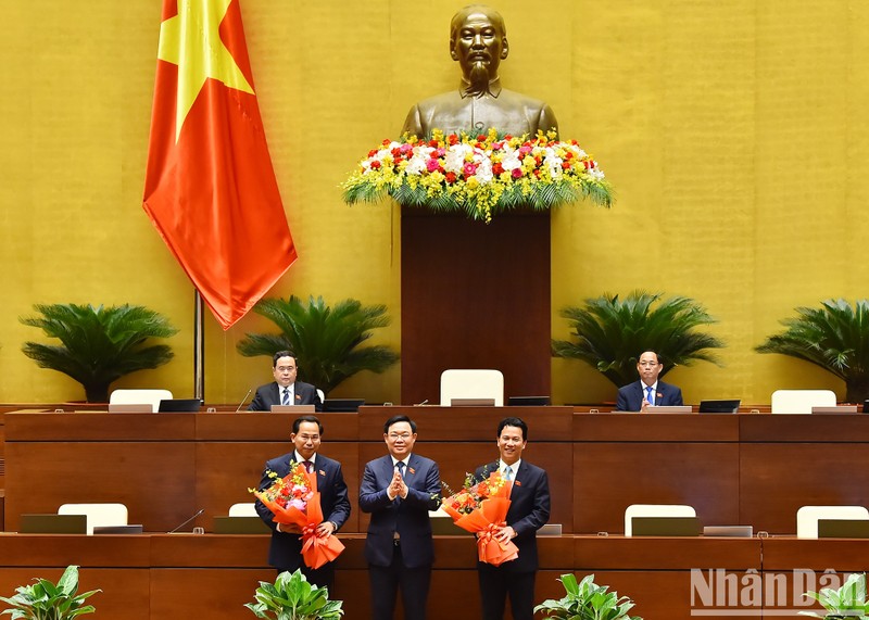 National Assembly Chairman Vuong Dinh Hue congratulates new Chairman of the NA's Finance - Budget Committee Le Quang Manh (L) and new Minister of Natural Resources and Environment Dang Quoc Khanh (R). (Photo: NDO)