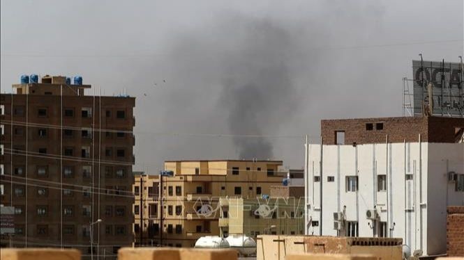 Smoke rises from buildings after fighting in Khartoum, Sudan on April 15, 2023. (Photo: AFP/VNA)