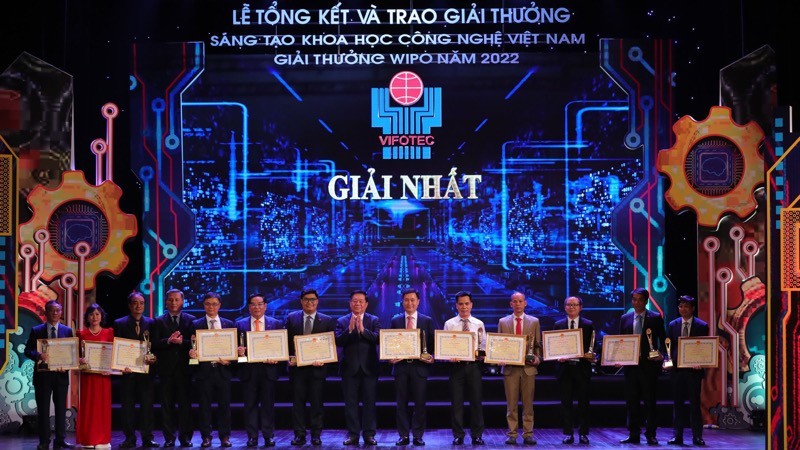Nguyen Trong Nghia, Secretary of the Communist Party of Vietnam (CPV) Central Committee and head of the CPV Central Committee’s Commission for Information and Education presents the first prizes to groups of authors. (Photo: NINH CO)