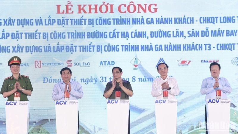 Prime Minister Pham Minh Chinh (middle) and other delegates at the ceremony. (Photo: NDO)