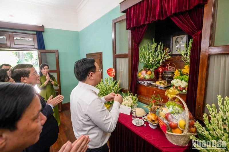 The NA Chairman offers incense in tribute to President Ho Chi Minh (Photo: NDO)