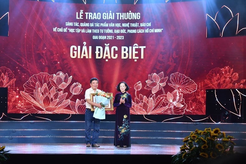 Head of the PCC’s Organisation Commission Truong Thi Mai presents the special prize to a representative of authours of the panorama painting on the Dien Bien Phu Victory. (Photo: NDO)