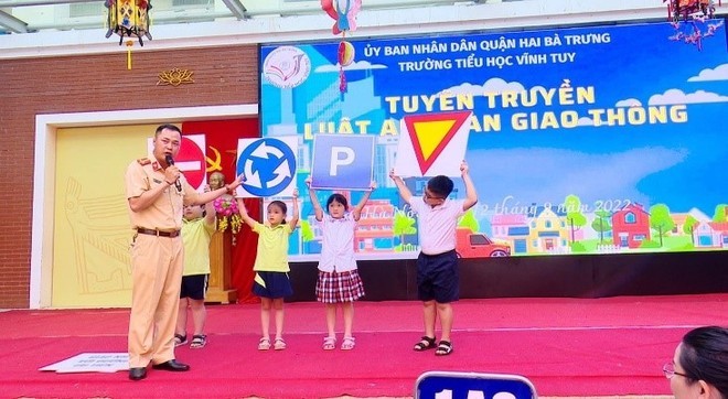 A programme on traffic safety held for students in Hanoi (Photo: anninhthudo.vn)