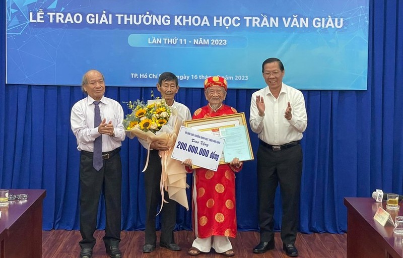 Tran Van Giau Science Award presented to researcher Nguyen Dinh Tu (Photo: AN HA)