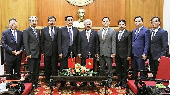 Do Van Chien and Wang Guosheng (fifth and sixth from right) and delegates of VFF and CPPCC at the reception (Photo: nhandan.vn)
