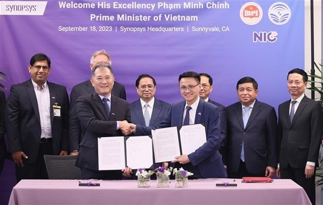 Vietnamese Ministry of Planning and Investment and Synopsys sign a memorandum of cooperation under the witness of Prime Minister Pham Minh Chíih. (Photo: VNA/VNS)