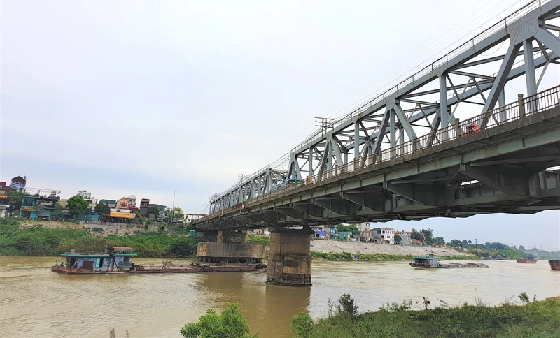 Duong bridge - a road and railway bridge spanning the Duong River in Hanoi, Vietnam. (Illustrative image/Photo: baogiaothong.vn)