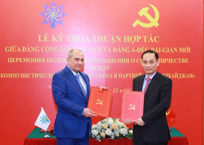 Secretary of the Communist Party of Vietnam (CPV) Central Committee and head of its Commission for External Relations Le Hoai Trung (right) and Deputy Chairman of the New Azerbaijan Party (YAP) and head of the YAP’s Central Office Tahir Budagov sign a cooperation agreement between the CPV and the YAP. (Photo: VNA)