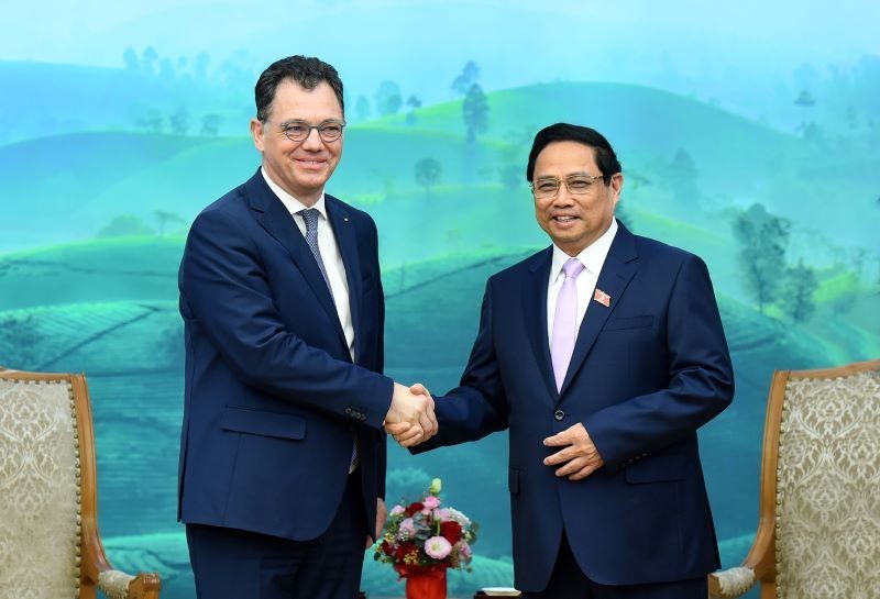 Prime Minister Pham Minh Chinh (right) and Romanian Minister of Economy, Entrepreneurship and Tourism Stefan-Radu Oprea at the event (Photo: NDO)