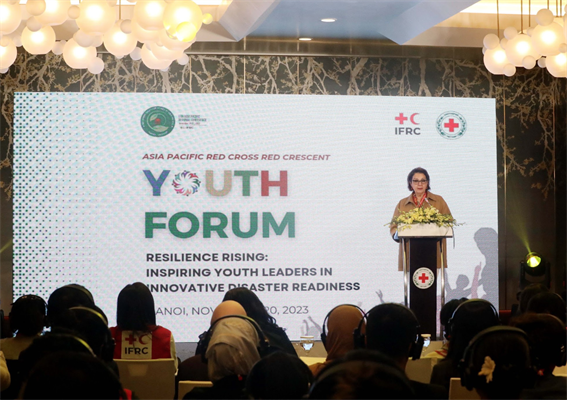 Vice President of the International Federation of Red Cross and Red Crescent Societies (IFRC) Maha Barjas Hamoud Al Barjas speaking at the forum. (Photo: baovanhoa.vn)