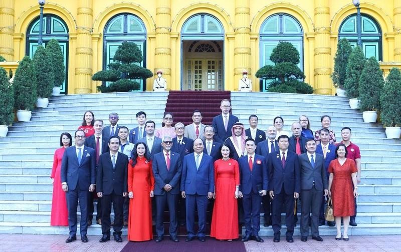 President Nguyen Xuan Phuc and international delegates. (Presidential Office)