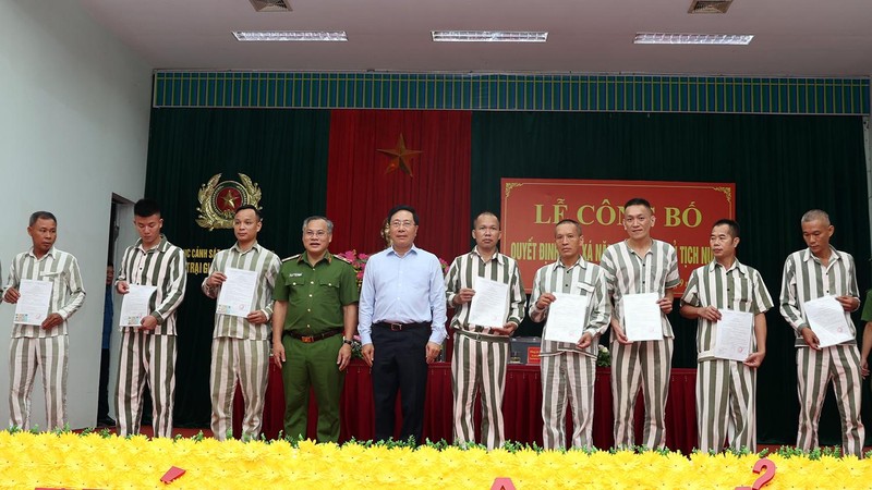Deputy Prime Minister Pham Binh Minh presents the amnesty decision to inmates at a correctional facility in Vinh Phuc Province. (Photo: VGP)