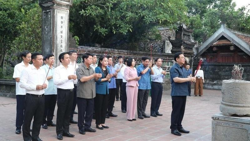 National Assembly Chairman Vuong Dinh Hue offers incense in Hoa Lu.
