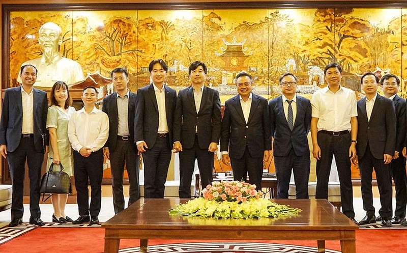 Hanoi Chairman Tran Sy Thanh receives Kim Jung-in, CEO of Sein I&D Vietnam. (Photo: Ha Noi Moi)