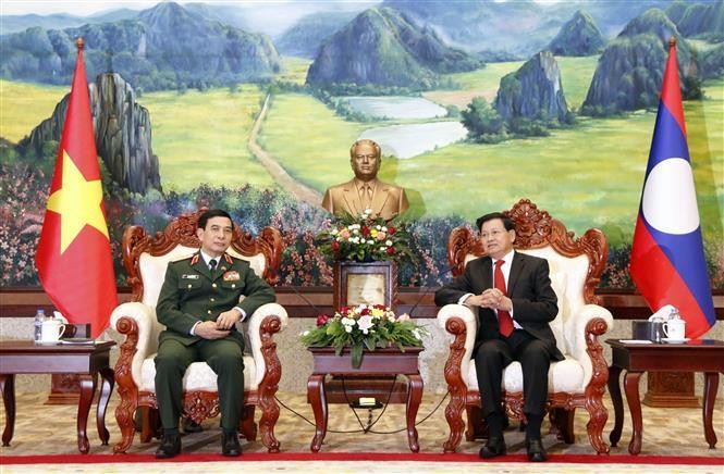 Lao General Secretary and President Thongloun Sisoulith meets Minister of National Defence Phan Van Giang in Vientiane. (Photo: VNA) 