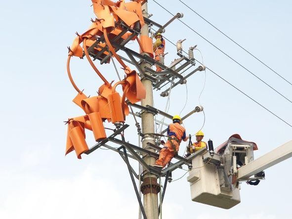 EVN Hung Yen workers are repairing the 22kV grid without cutting power.