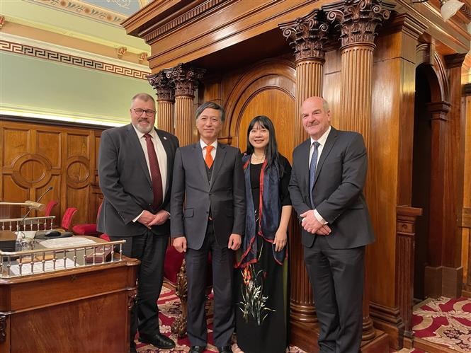 Vietnamese Ambassador to Australia Nguyen Tat Thanh (second, L) and his spouse takes a photo with representatives from the parliament of Tasmania (Photo: VNA)