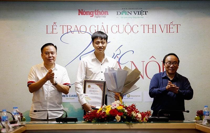 Nguyen Van Cong receives the first prize for his writings about flower vendors on the streets of Hanoi.