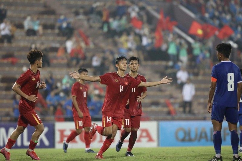 Huynh Van Danh (No.14) scores a goal for Vietnam in a Group F match against Nepal in the qualifiers of AFC U17 Asian Cup 2023 at Viet Tri stadium in Phu Tho province on October 7. (Photo: VNA)