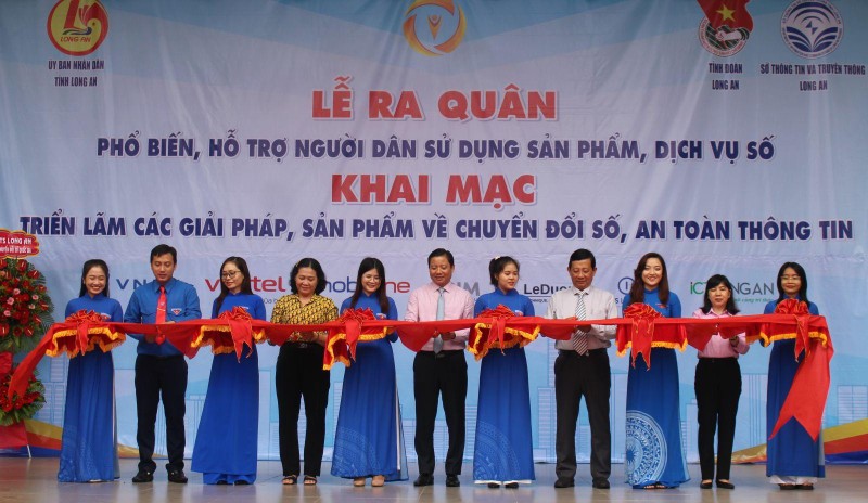 The opening ceremony of the exhibition. (Photo: Long An Newspaper)