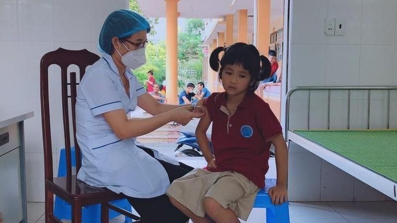A girl in Thai Binh Province is vaccinated against COVID-19.