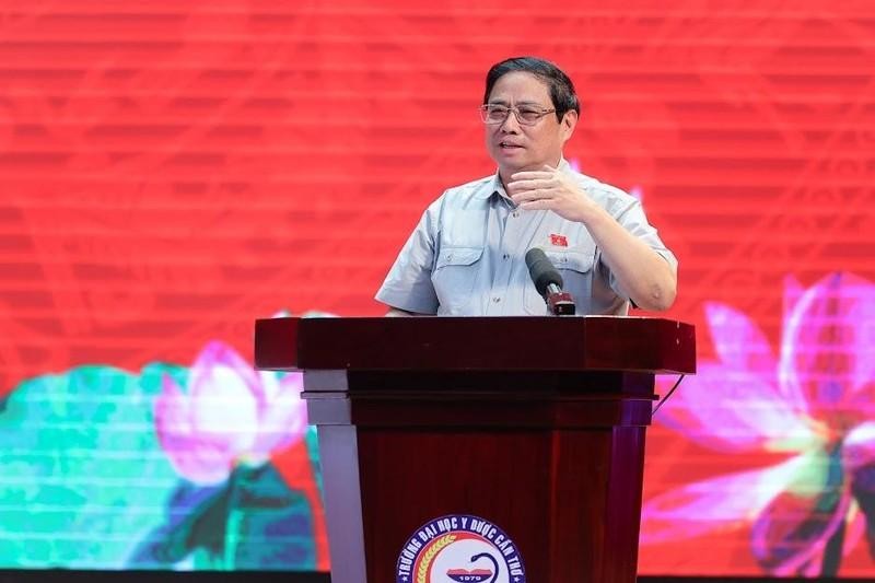 Prime Minister Pham Minh Chinh speaks during a meeting with Can Tho voters on October 13. (Photo: VGP)