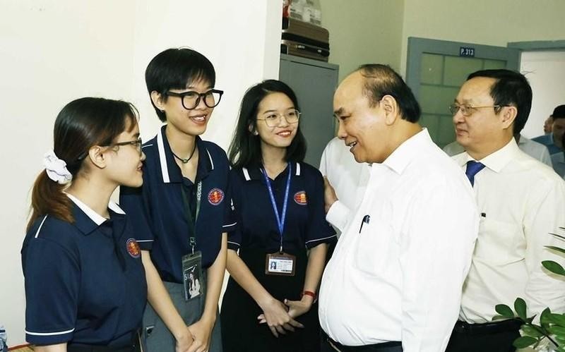 President Nguyen Xuan Phuc and VNUHCM students. (Photo: VNA)