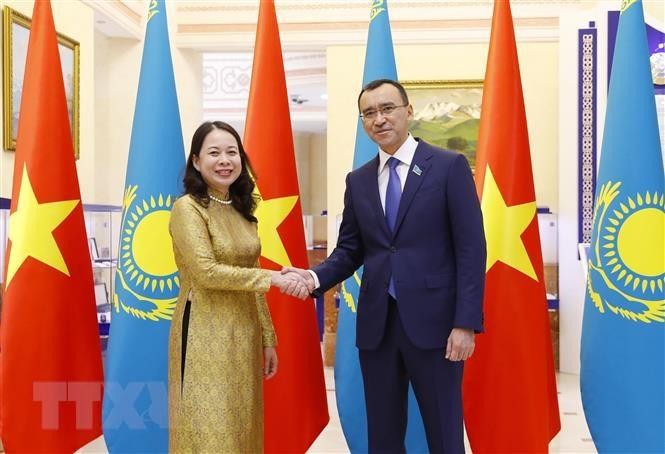 Vice President Vo Thi Anh Xuan and Chairman of the Senate of the Kazakh Parliament Maulen Ashimbayev. (Photo: VNA)