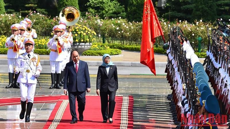 President Nguyen Xuan Phuc and his Singaporean counterpart review a guard of honour.
