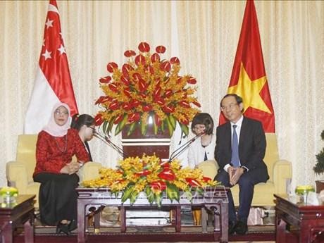 Secretary of the Ho Chi Minh Party Committee Nguyen Van Nen and Singaporean President Halimah Yacob. (Photo: VNA)