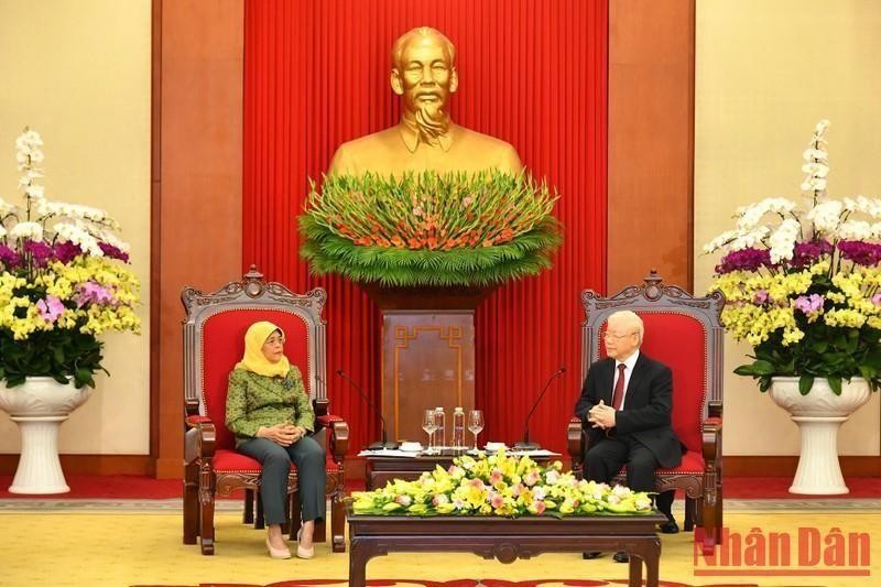 General Secretary Nguyen Phu Trong receives Singaporean President Halimah Yacob. 