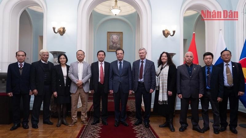Ambassador Dang Minh Khoi (centre) and the visiting delegation pose for a photo at the Vietnamese Embassy in Russia. (Photo: VNA)