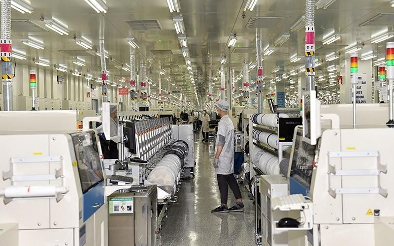 Manufacturing electronic components at Samsung Electronics Thai Nguyen. (Photo: Nhat Bac)