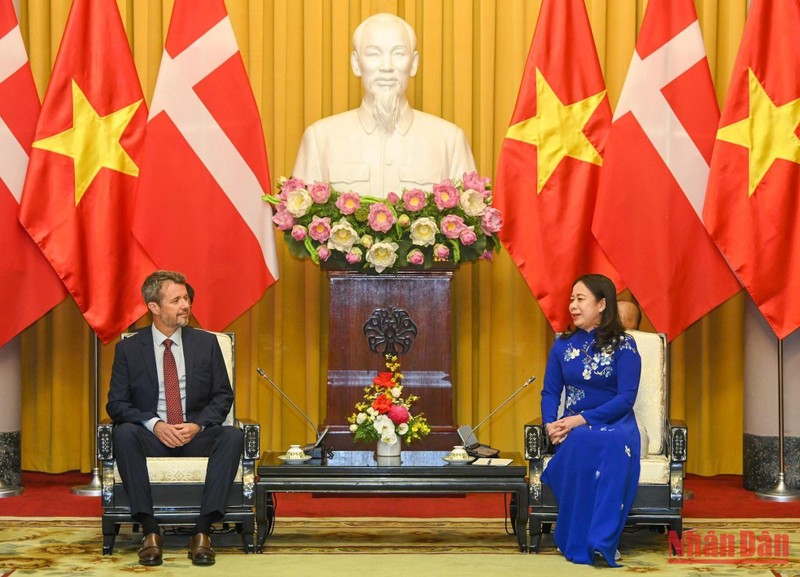 Vice President Vo Thi Anh Xuan (R) meets with Denmark’s Crown Prince Frederik (Photo: Duy Linh)