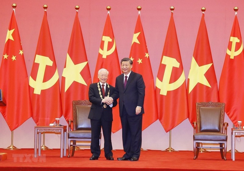 General Secretary Nguyen Phu Trong receives the Friendship Order of the People's Republic of China presented by General Secretary and President Xi Jinping. (Photo: VNA)