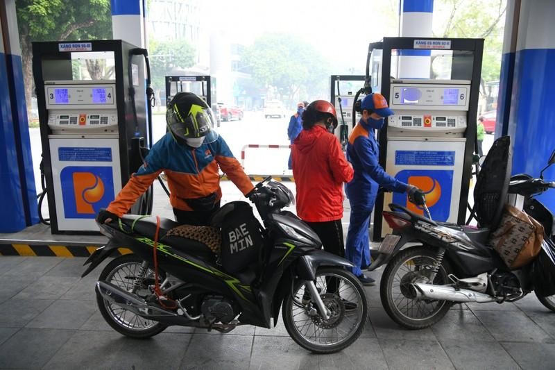 A litre of E5 RON92 petrol now costs 21,870 VND (0.88 USD).