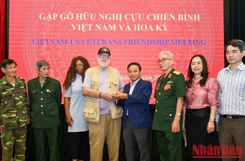 Nhan Dan’s Deputy Editor-in-chief Dinh Nhu Hoan receives the belongings of a Vietnamese soldier from American veteran Steve Edmunds. (Photo: Duy Linh)