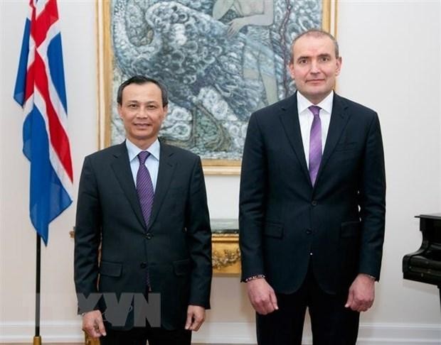 President of Iceland Gudni Th. Johannesson (R) and Vietnamese Ambassador to Iceland Luong Thanh Nghi (Photo: VNA)