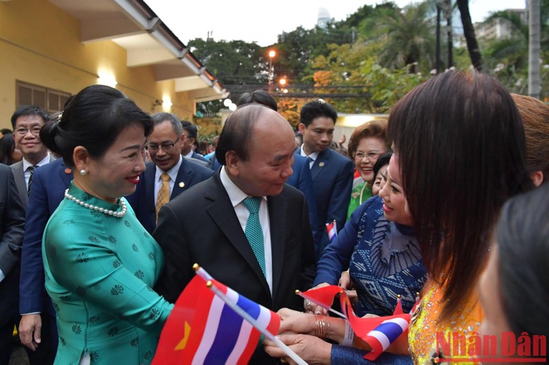 President Nguyen Xuan Phuc and his spouse meet the Vietnamese community in Thailand.