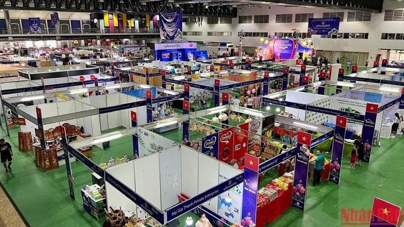 Display booths at the 2022 Vietnam-Laos Trade Fair in Vientiane. (Photo: Trinh Dung)