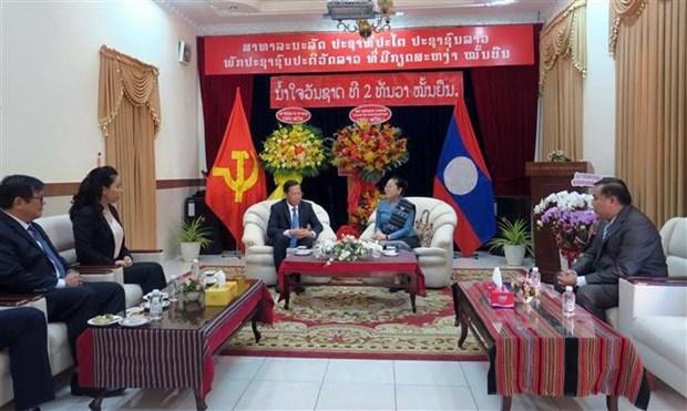 Ho Chi Minh City Chairman Phan Van Mai and Lao Consul General Phimpha Keomixay at the meeting on November 30 (Photo: VNA)