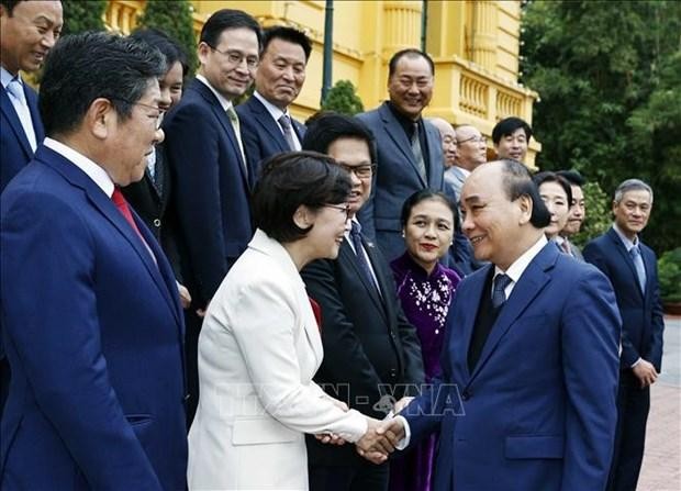 President Nguyen Xuan Phuc greets representatives from organisations of Republic of Korea citizens on December 1. (Photo: VNA)