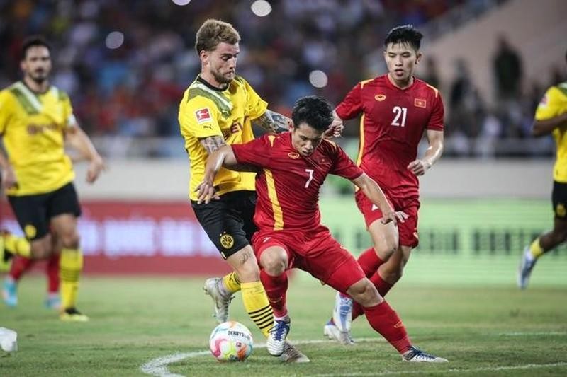 Hong Duy (7) in action during the friendly match between Vietnam and the German club Dortmund.